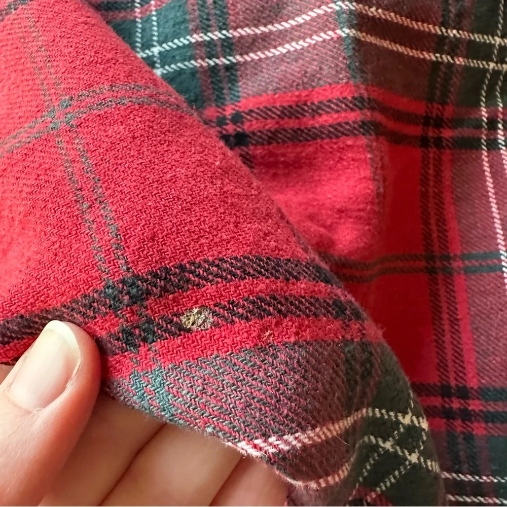 PREOWNED CHRISTMAS WILLIAMS SONOMA TARTAN RED PLAID ROUND TABLE CLOTH 70” - Picture 5 of 7